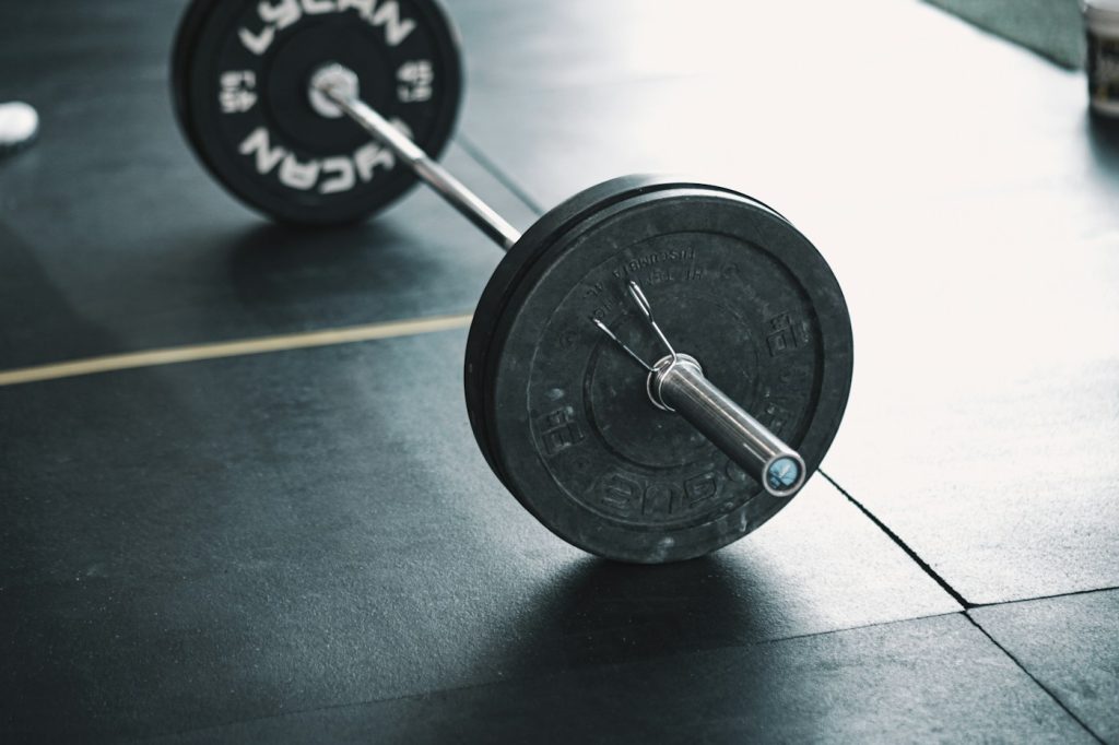 Barre de musculation et disques en gros plan